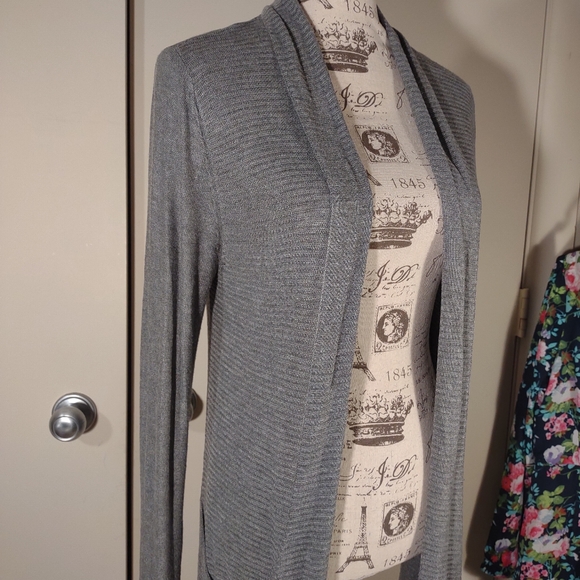 "Lulu B" Cardigan Sweater, size S, thin poly-knit, button less, grey - Picture 4 of 8